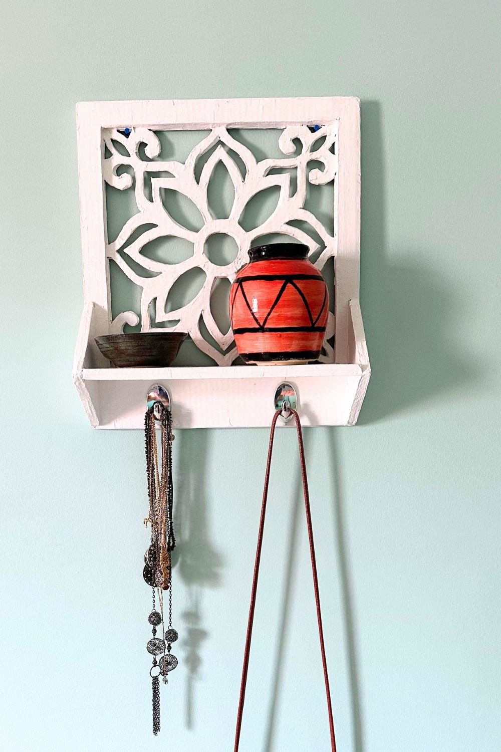 Read more about the article Faux Wood Wall Floating Shelf: A Unique Piece Of Furniture